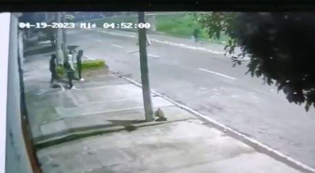 Estos fueron los cuatro sujetos que le hurtaron la bicicleta a un ciudadano en Bogotá.