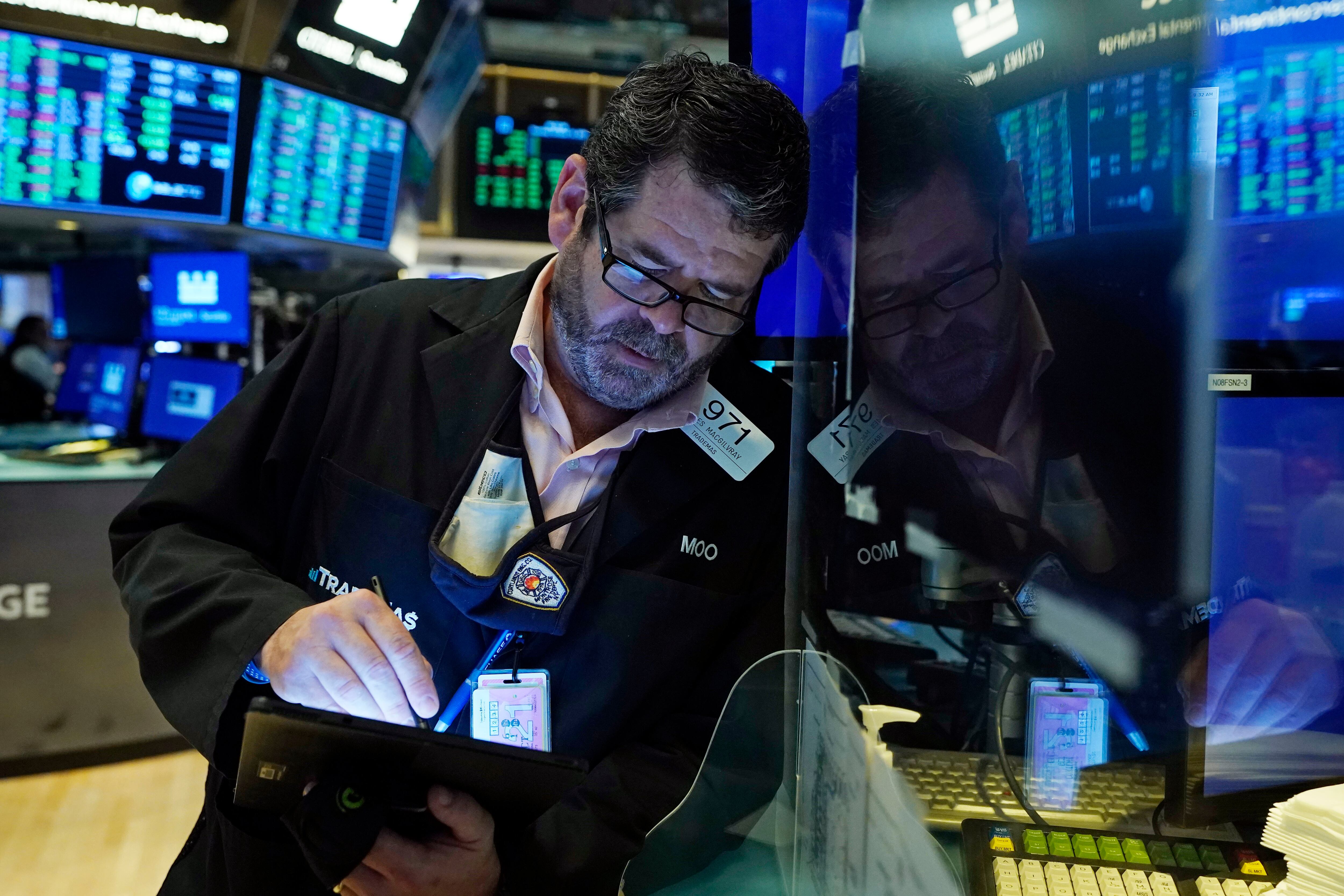 Acciones de seis empresas colombianas llegan a la Bolsa de Santiago de Chile. (AP Foto/Richard Drew)