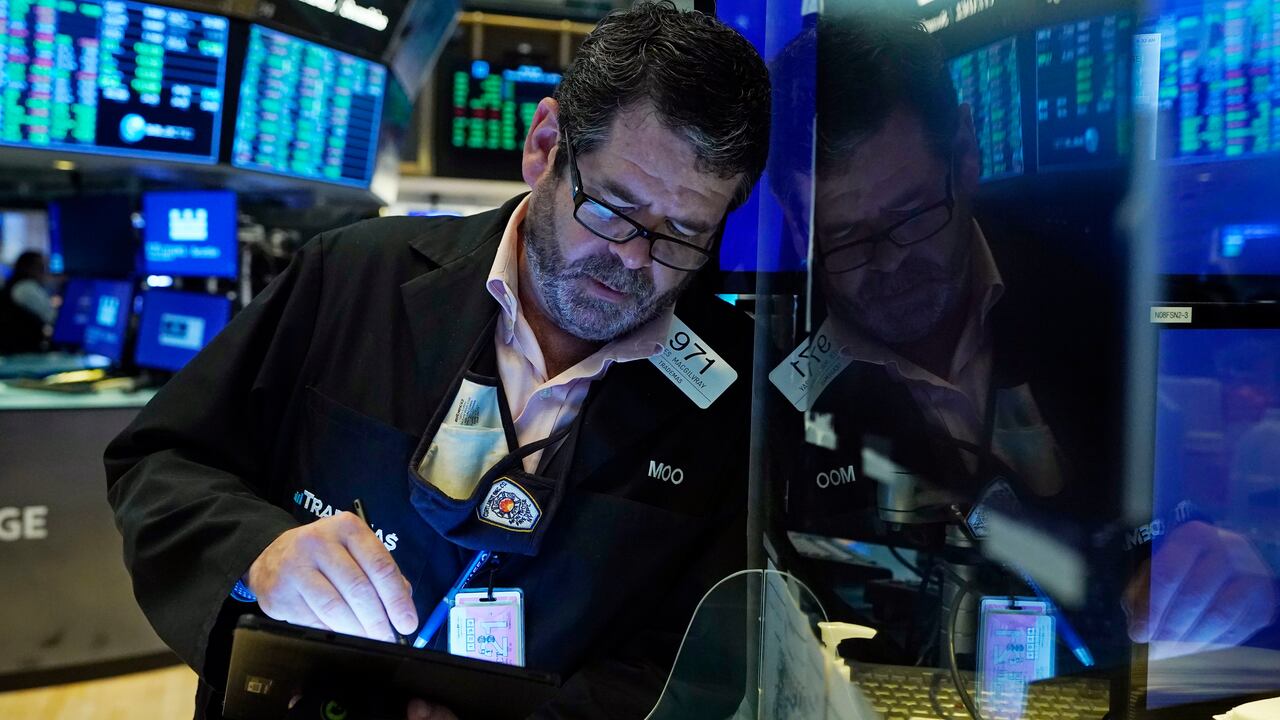 Acciones de seis empresas colombianas llegan a la Bolsa de Santiago de Chile. (AP Foto/Richard Drew)