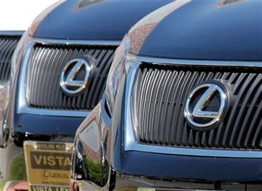 Toyota anunció que retiraría 270.000 vehículos Lexus de todo el mundo para solucionar el problema de los motores. 
