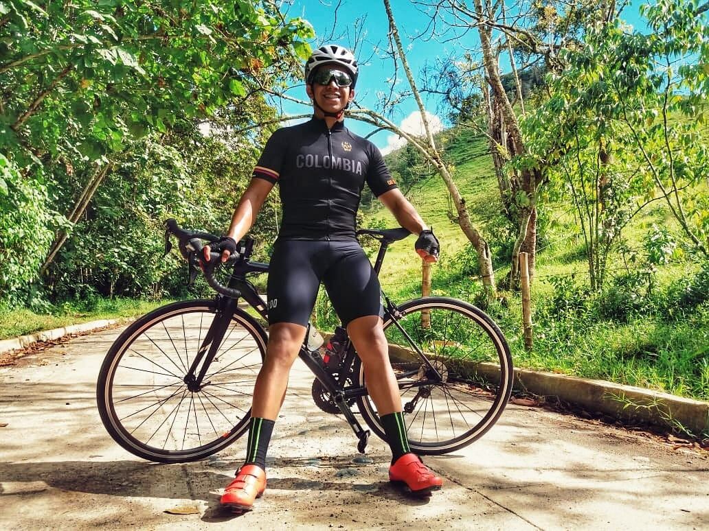 El joven prácticaba ciclismo.