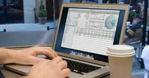 7. Inversiones en bolsa: Ya no es necesario que usted haga una llamada a su comisionista de bolsa para preguntar qué comprar o qué vender. Esta opción es conocida como “e-trading” que les permite a las personas hacer sus propias operaciones con respecto a las inversiones que tenga, es decir, usted mismo podrá ver el comportamiento de las acciones y tomar el riesgo de vender o comprar las que crea más convenientes. Eso sí, no sobra decir que para lograr esto, debe tener un conocimiento en el tema porque, de lo contrario, las pérdidas pueden ser grandes y todo será su responsabilidad. ¿Cómo lo hace? Efectivamente, para empezar, debe tener una “cuenta” con una comisionista de bolsa y luego, solicitar información sobre este servicio para que le den la asesoría especializada.