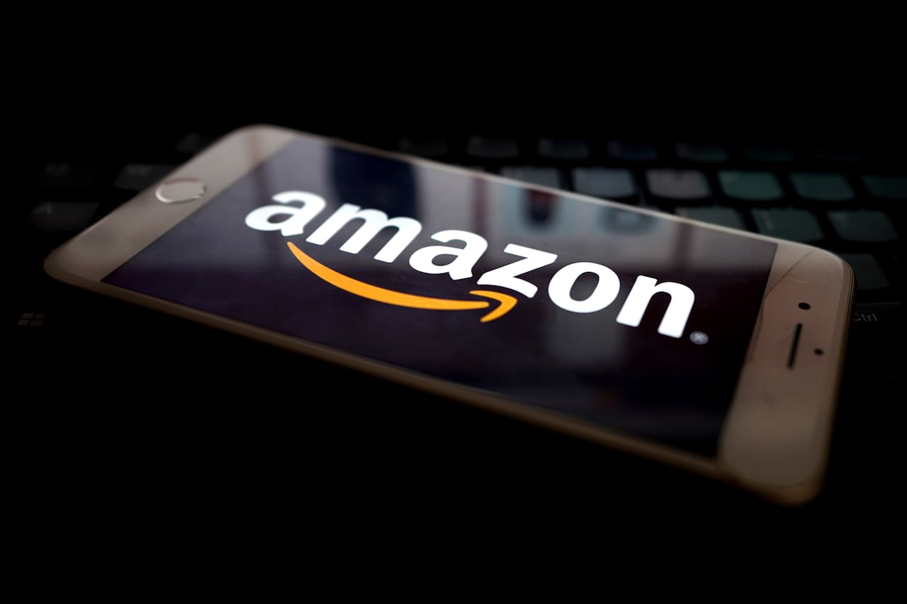En esta ilustración fotográfica, la aplicación de Amazon se ve en un teléfono móvil el 11 de enero de 2021 en Londres, Reino Unido.