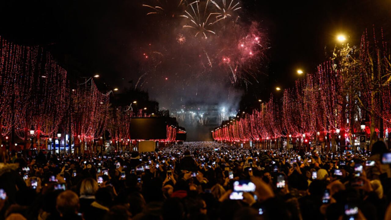 El tradicional espectáculo para recibir el año nuevo en París fue cancelado debido a un repunte en los casos de covid-19.