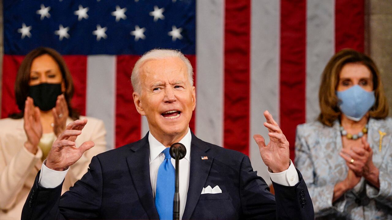 Joe Biden llama a ricos y grandes empresas a pagar impuestos justos