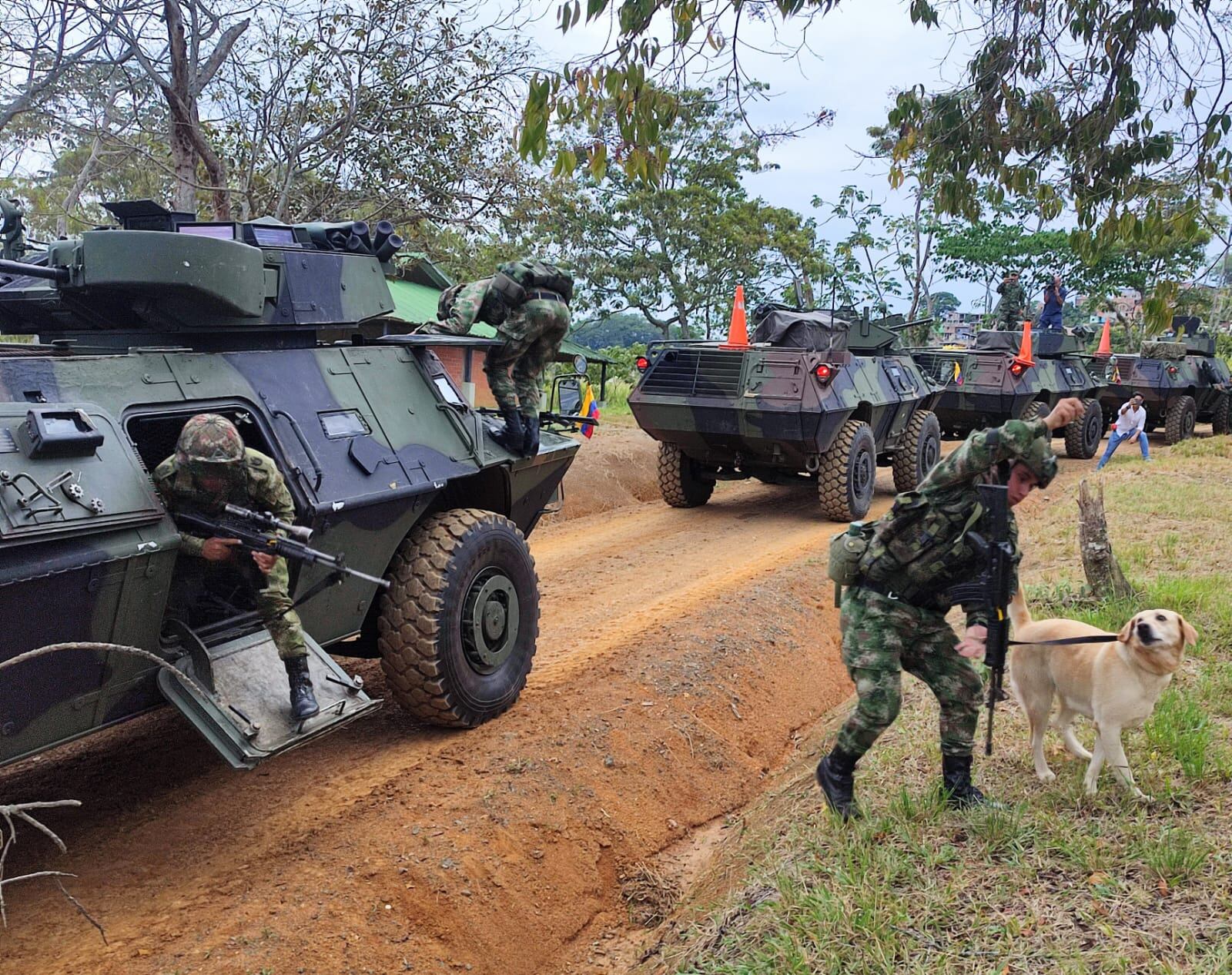 Vehículos blindados de transporte militar que serán ubicados en la parte alta de jamundí para combatir a las disidencias de las FARC