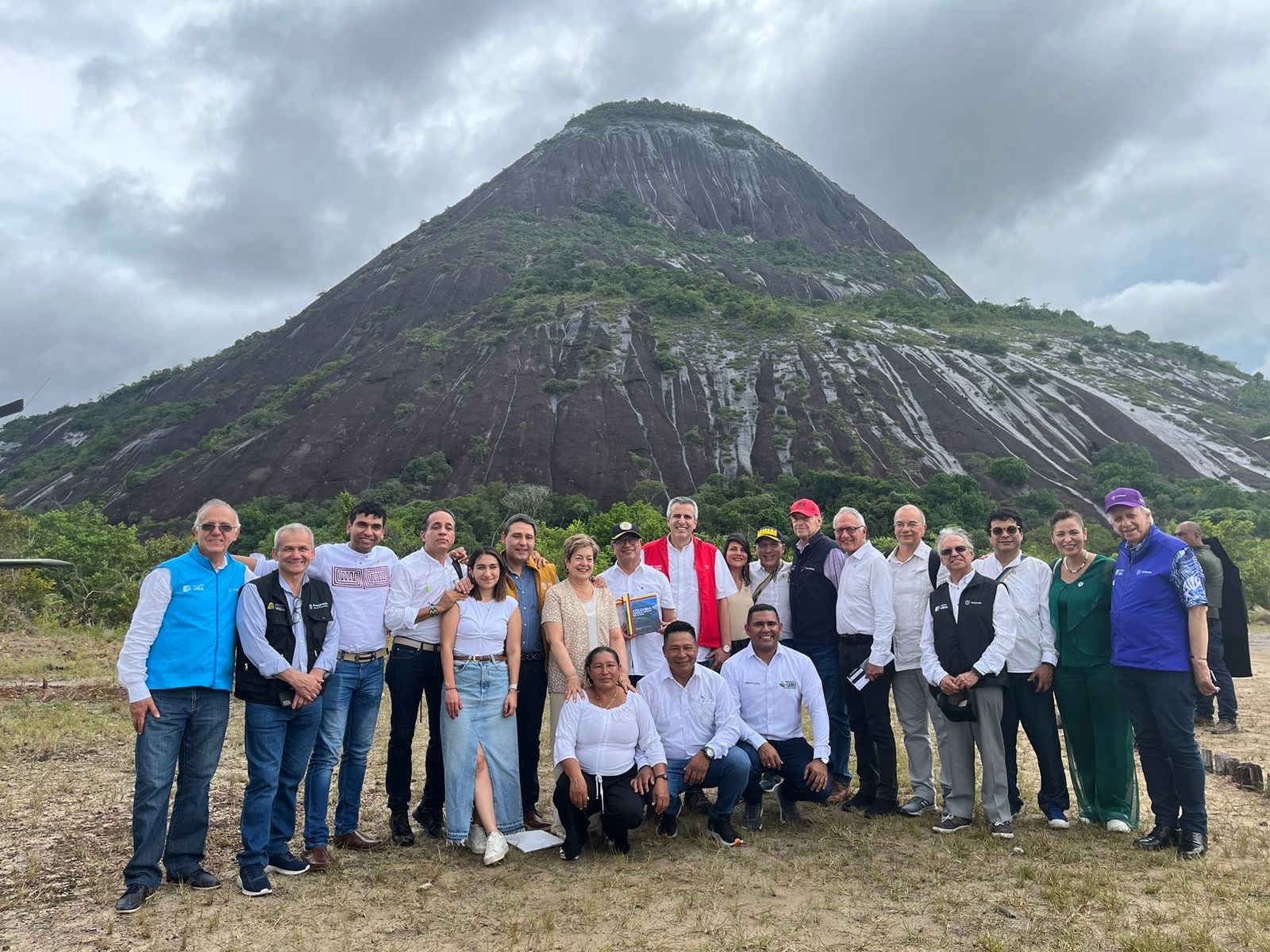 Presidente Gustavo Petro y su gabinete en la sanción del Plan Nacional de Desarrollo