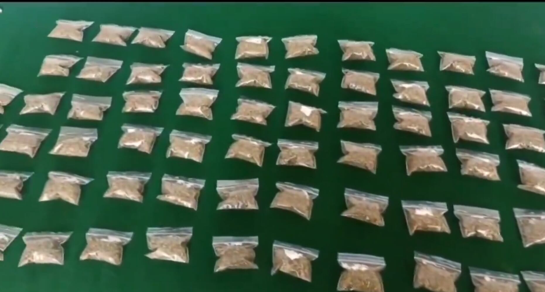 La mujer intentó camuflar los estupefacientes en una maleta con latas.