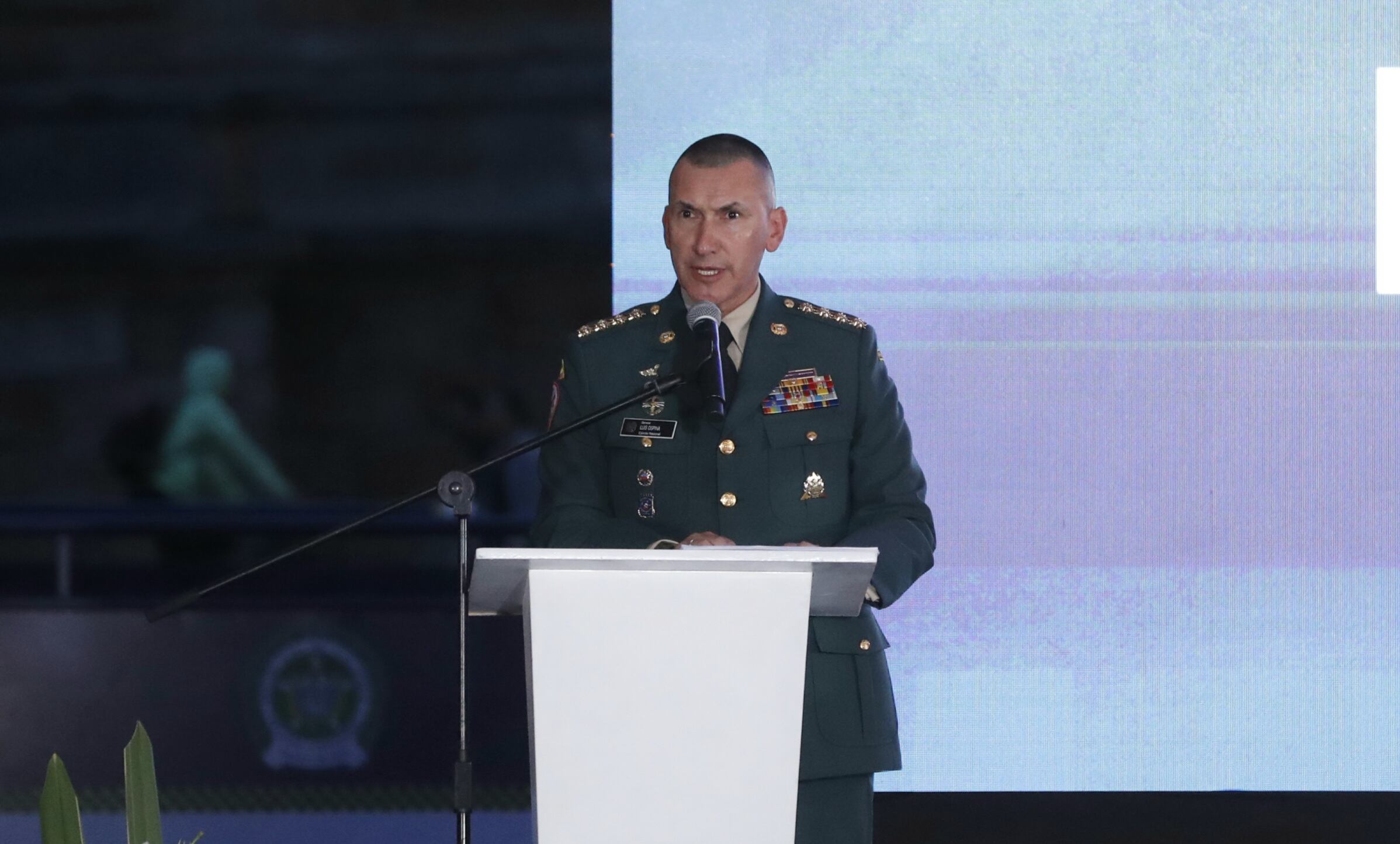 General Luis Mauricio Ospina Gutierrez, Comandante del Ejército Nacional.
Acto de Excusas Públicas por los casos de ejecuciones extrajudiciales de las que fueron víctimas jóvenes residentes en Bogotá y Soacha en la Plaza de Bolívar.