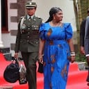 A las críticas a la vicepresidenta, Francia Márquez por su viaje a África, se sumó un duro cuestionamiento por una imagen en la que aparece una uniformada de la Policía Nacional, que la acompañó en el periplo cargándole su bolso personal.