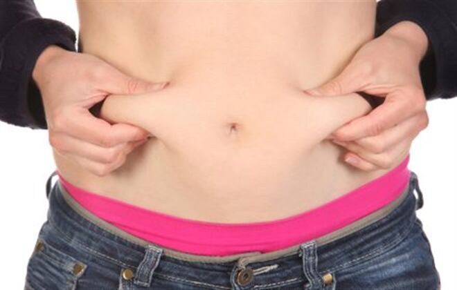 Es posible perder unos cuantos kilos de más y disminuir la hinchazón en en el abdomen- Foto: Thinkstock