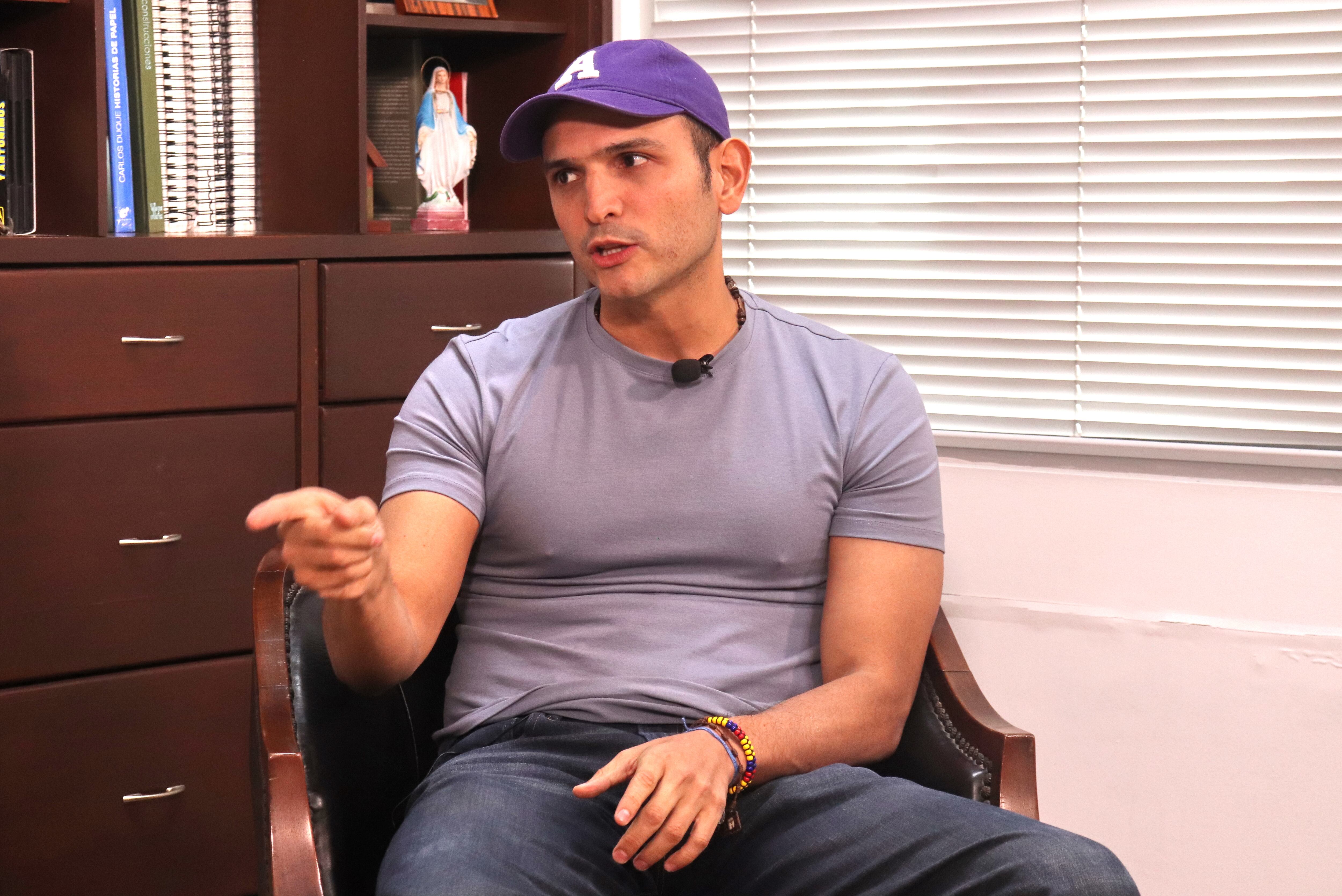 Jaime Arizabaleta, candidato a la alcaldía de Cali en entrevista con Diego Martínez Lloreda, Director de Información del diario El País, para el programa "al banquillo con Martillo". foto Bernardo Peña