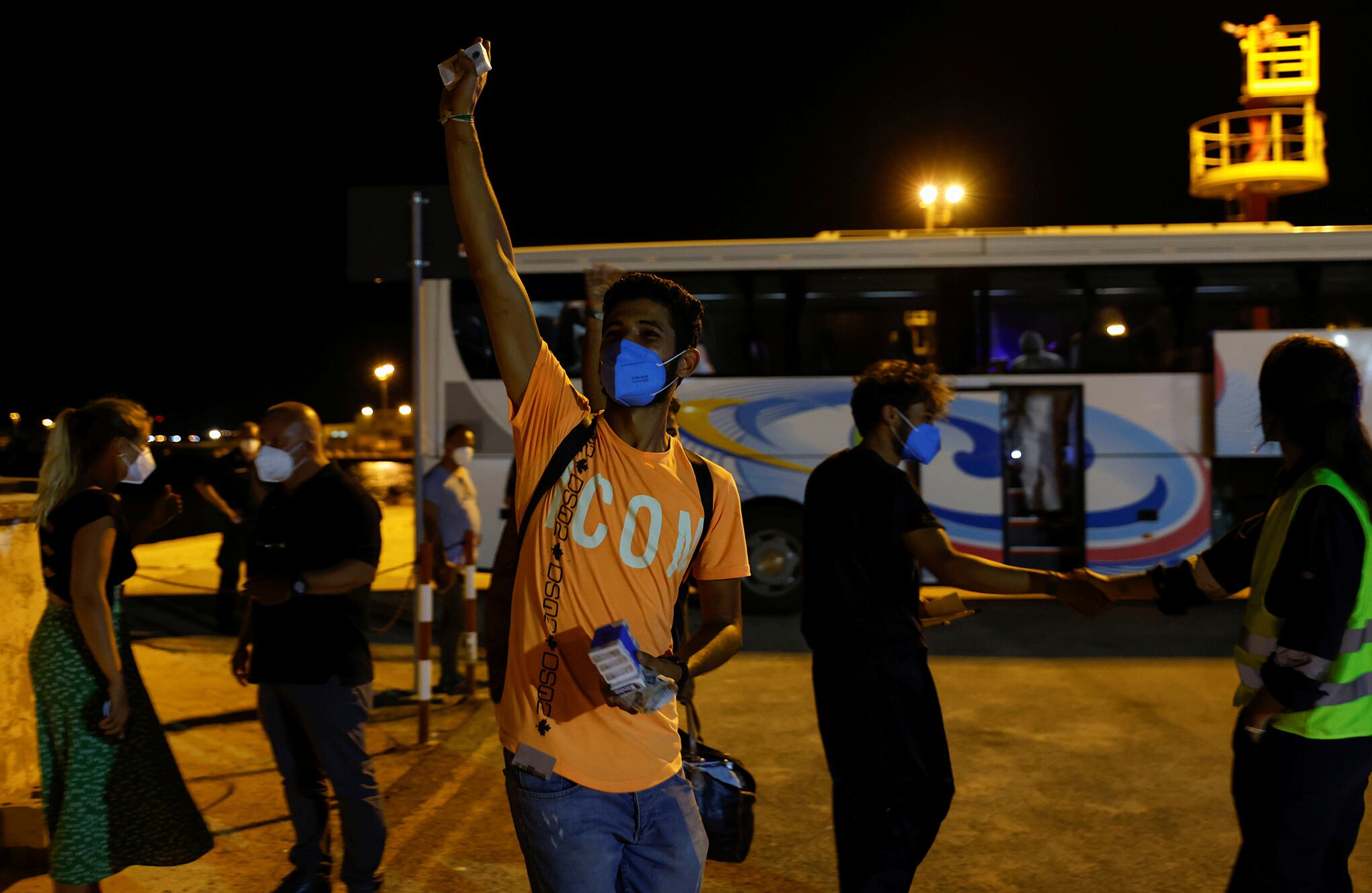 Último grupo de migrantes rescatados desembarque de la nave de rescate migrante Wee-Watch 3 en Sicilia