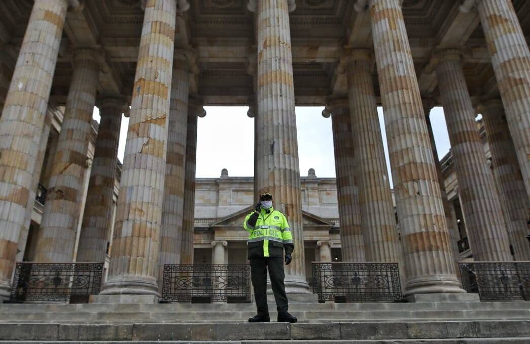 Un agente de Policía custodia la entrada al Congreso. Foto: Esteban Vega