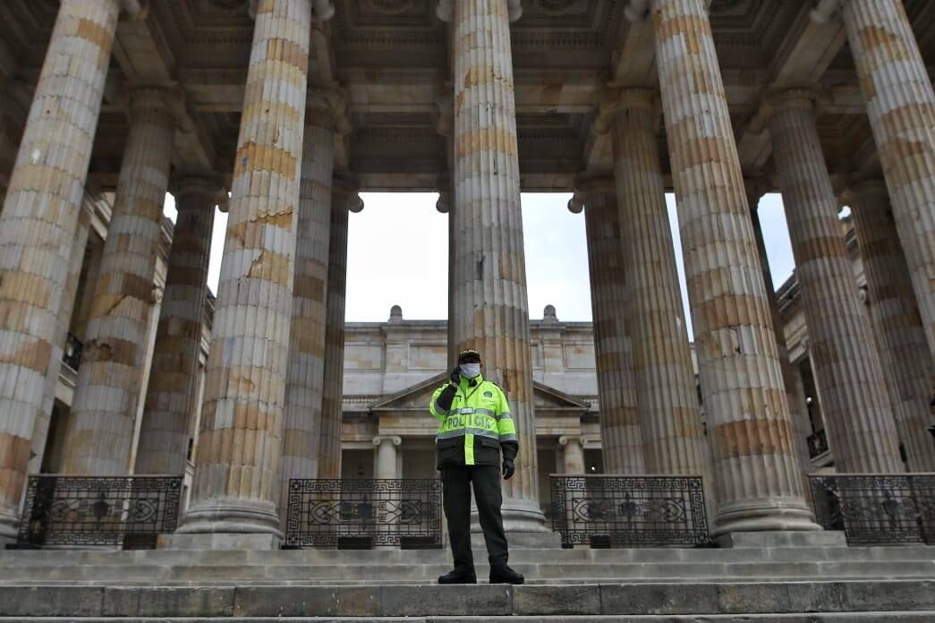 Un agente de Policía custodia la entrada al Congreso. Foto: Esteban Vega