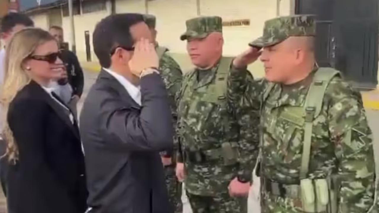Fuentes del Ejército confirmaron que el coronel Alexander Maldonado no fue trasladado por saludar al presidente Abelardo De la Espriella.