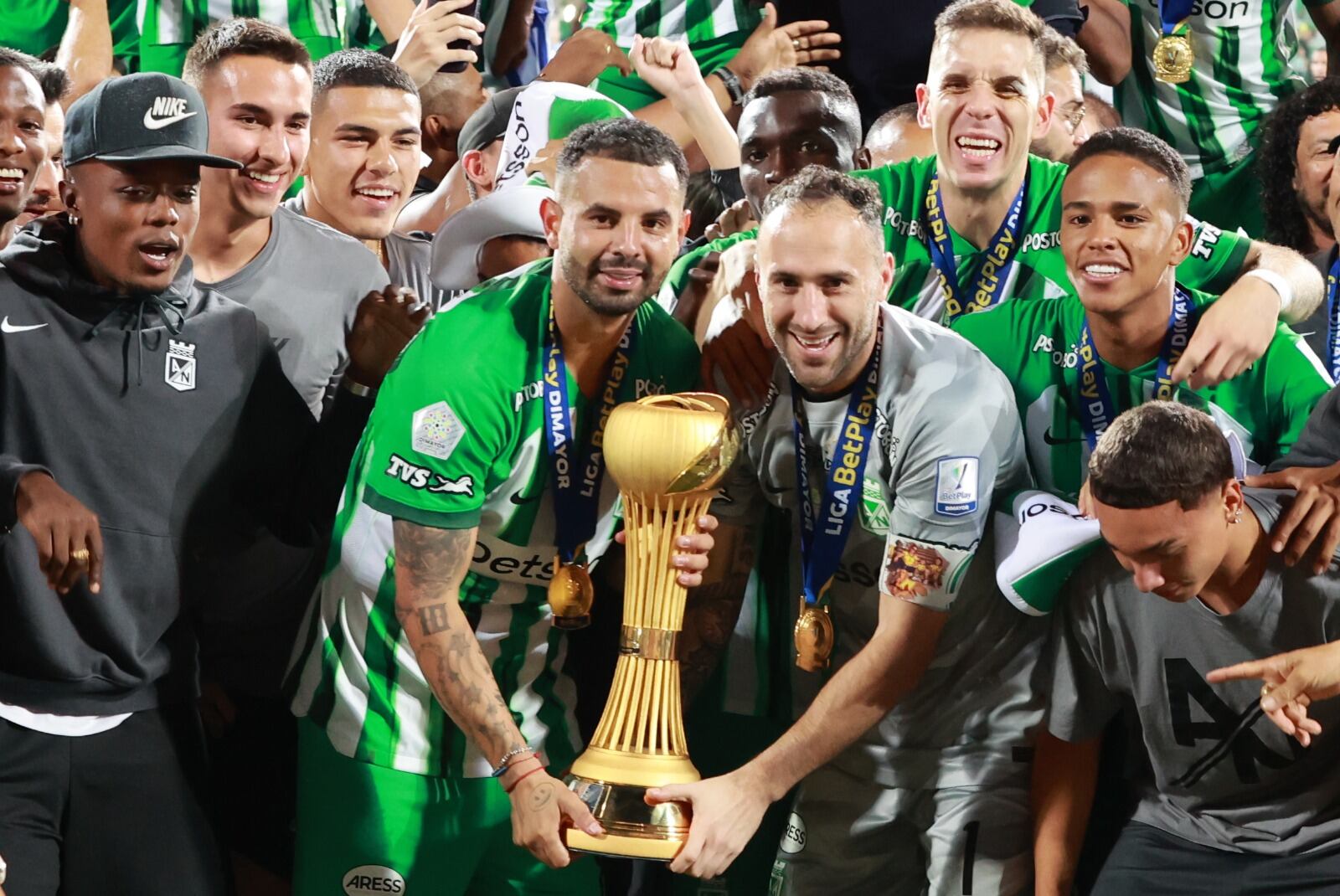 Edwin Cardona y David Ospina levantando el título de Atlético Nacional