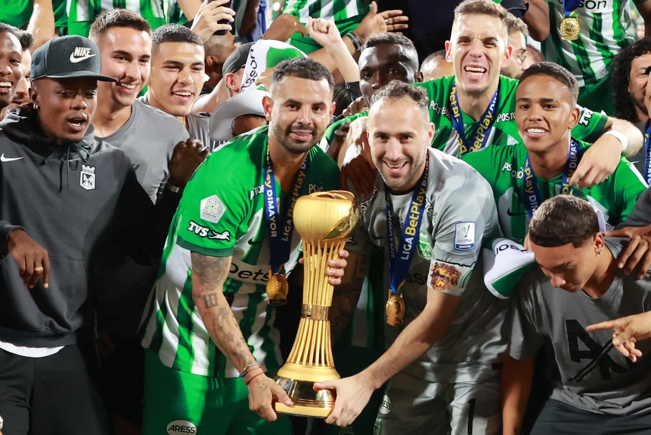 Edwin Cardona y David Ospina levantando el título de Atlético Nacional