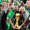 Edwin Cardona y David Ospina levantando el título de Atlético Nacional