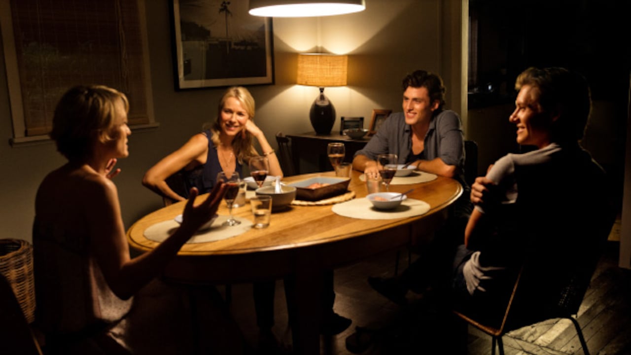 Este retorcido cuadrado pasional ocurre en medio de un paraíso terrenal en las playas de Australia.