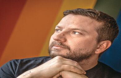 “Perdí la cuenta de las veces que la policía nos requisó, nos tiró al piso, nos montó a la patrulla a Sebastián y a mí por cogernos de la mano”. Arturo San Juan fue la pareja de Sebastián Romero, el primer edil abiertamente gay. Declaró la unión marital de hecho para poder afiliarlo a la EPS. Por cuenta de una enfermedad, Sebastián murió en 2011. Por su activismo los medios lo llamaban el ‘Milk’ colombiano. 