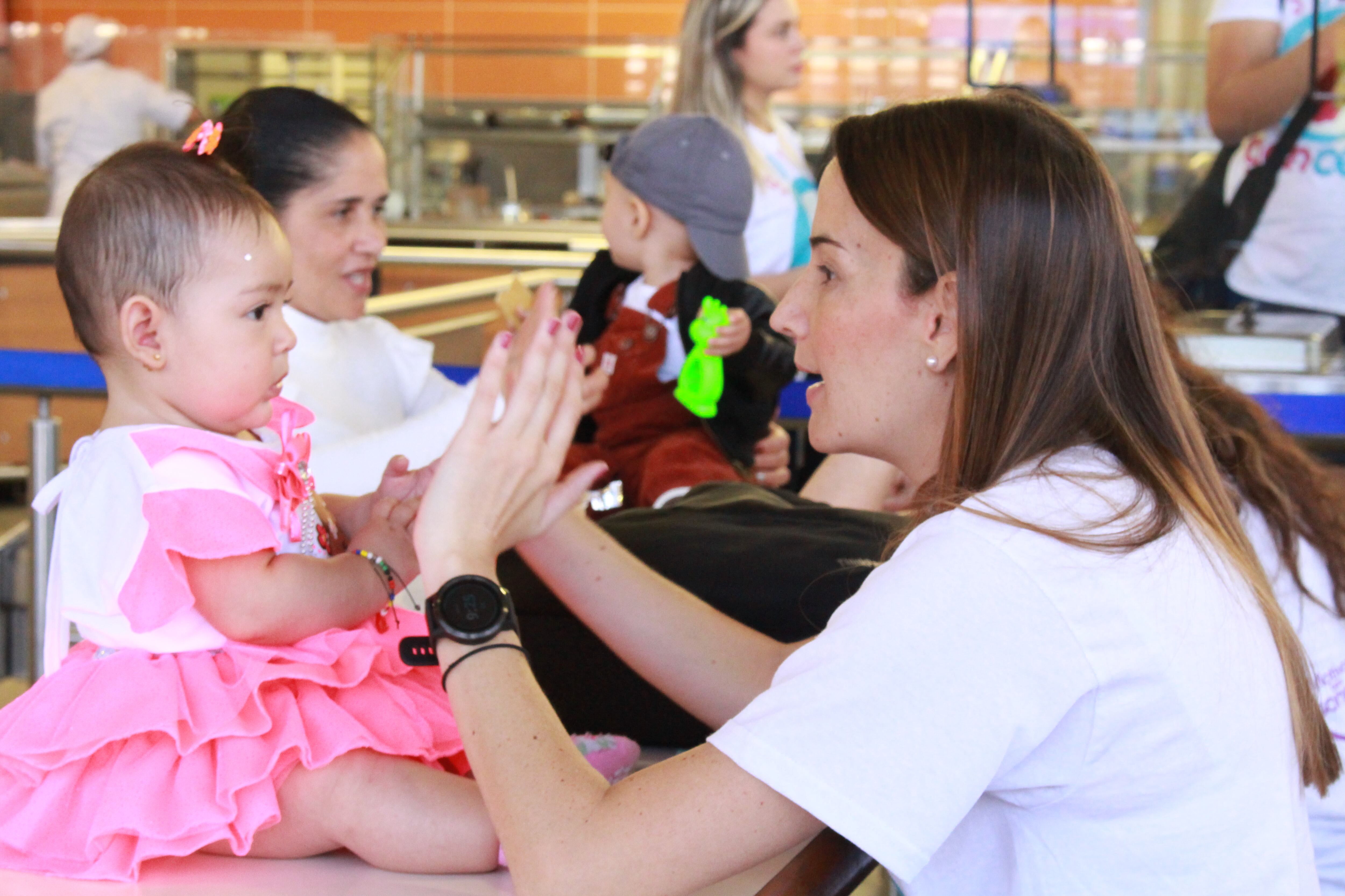 La Fundación Éxito, en cabeza de su directora Paula Escobar Gutiérrez (en la foto), hace seguimiento del peso y la estatura de los niños beneficiados con sus programas de nutrición. Y además, orienta a los padres sobre el menú más adecuado.
