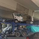 El tractocamión sobrepasó el límite de altura del puente.