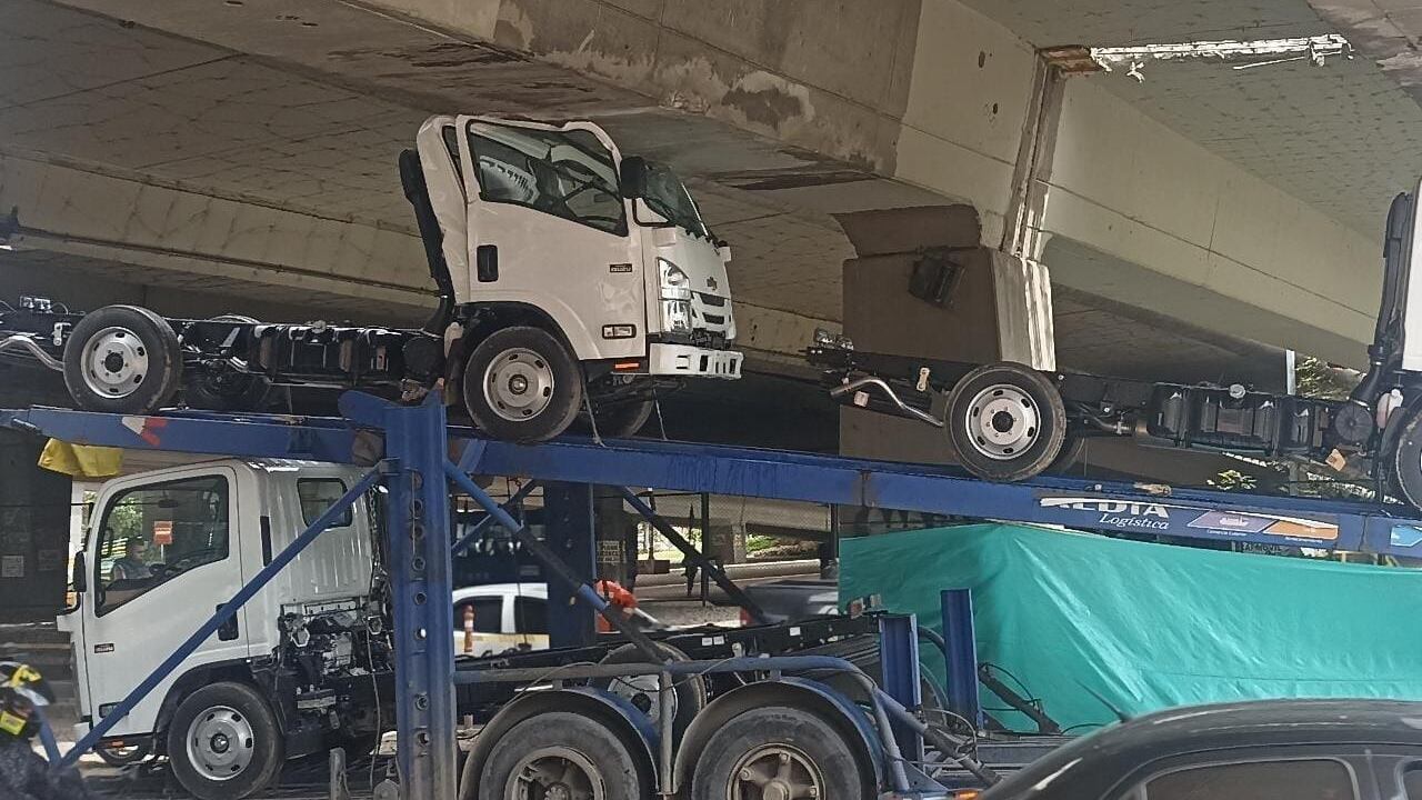 El tractocamión sobrepasó el límite de altura del puente.