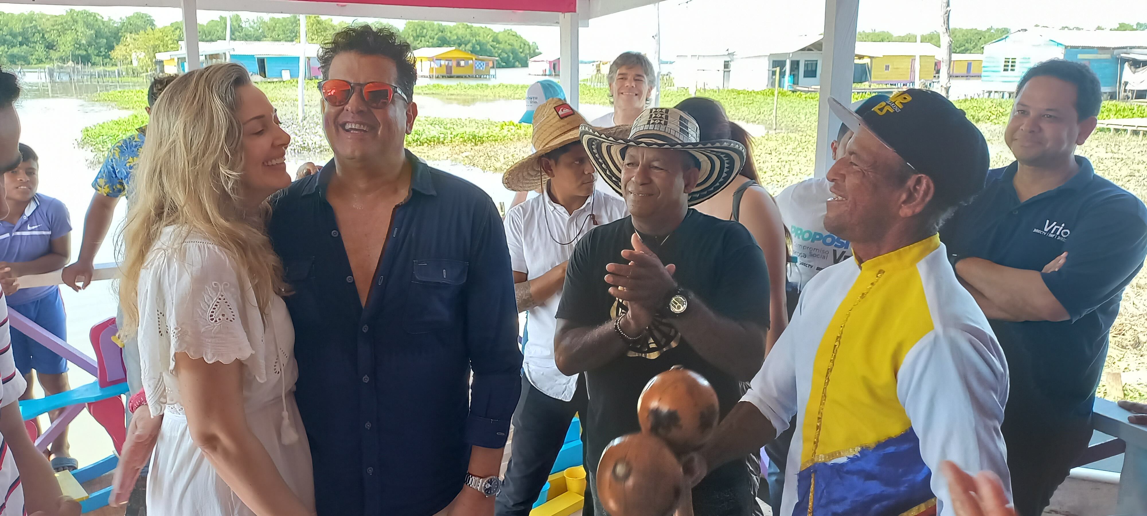 Carlos Vives visitó el proyecto educativo que apoya en el Magdalena junto a su esposa Claudia Elena Vásquez.