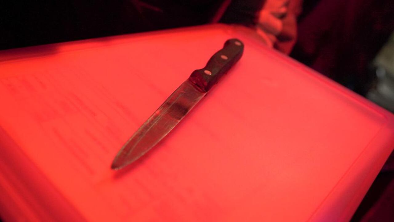 La menor fue herida con un arma cortopunzante.