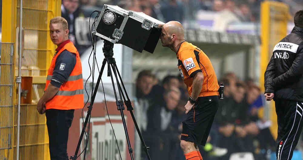 Árbitro corroborando una jugada mediante el Árbitro Asistente de Video (VAR).