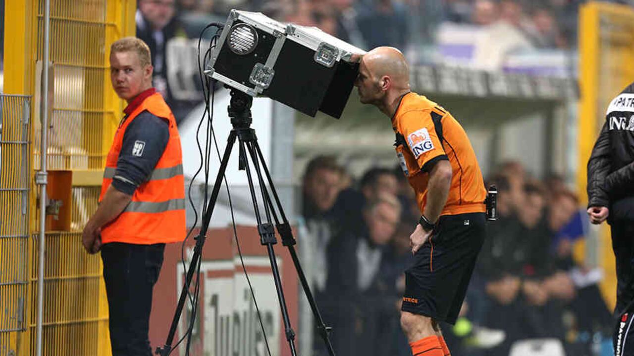 Árbitro corroborando una jugada mediante el Árbitro Asistente de Video (VAR).