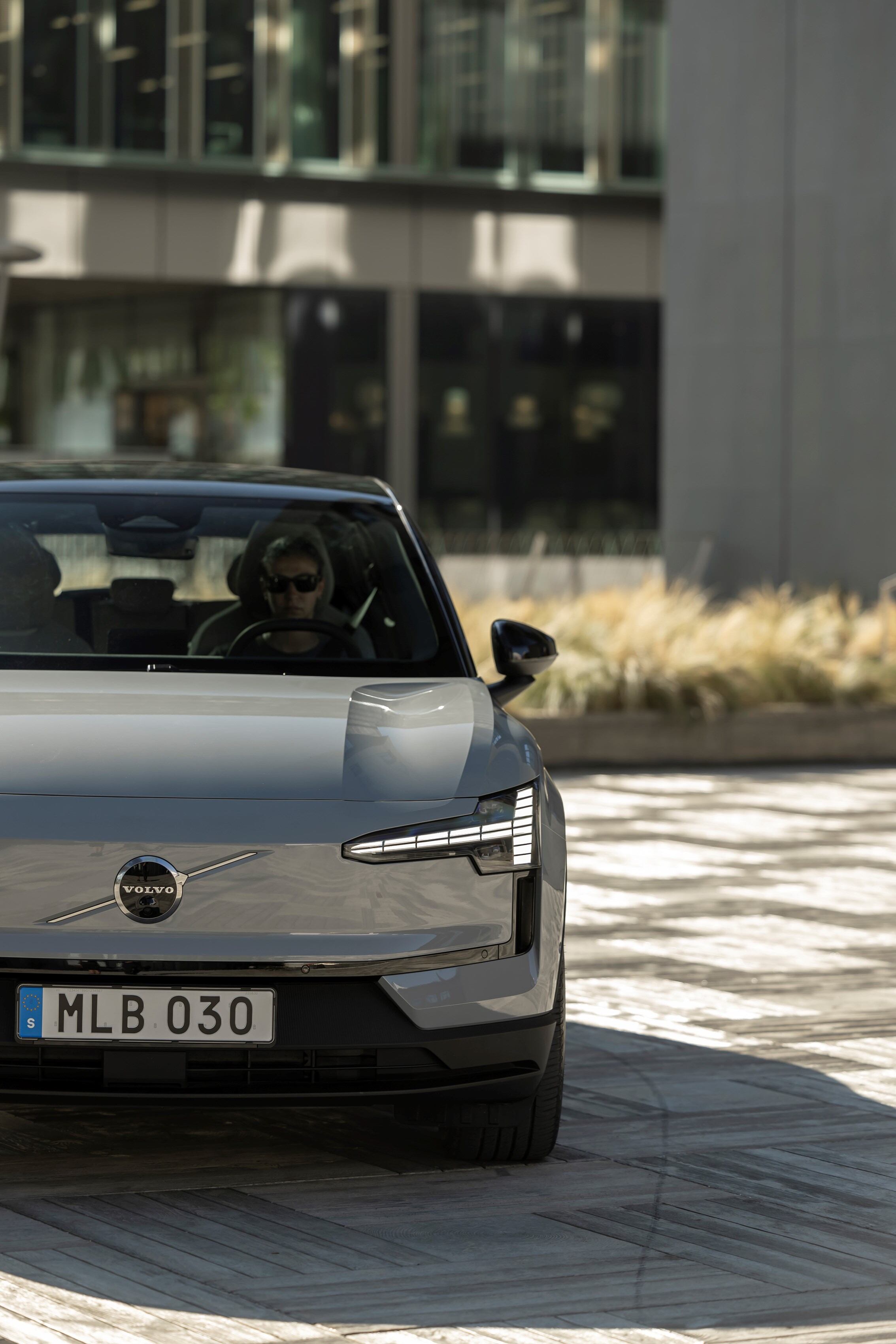 El Volvo EX30 presenta una variedad de cuatro colores: Vapour Grey, Onyx Black, Moss Yellow, Crystal White y Cloud Blue.