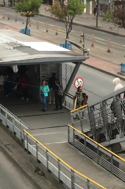 Hombre volando cometa en Bogotá.