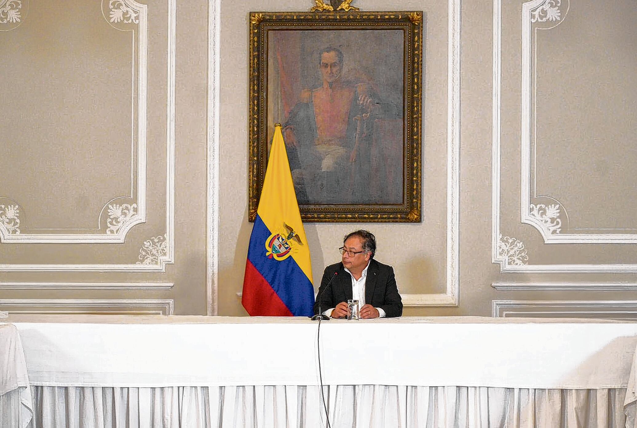 Con la salida de varias de sus fichas más leales del Gobierno y el Congreso, el presidente Gustavo Petro se empieza a quedar cada vez más solo para afrontar los retos de su Gobierno, desgastando con cada crisis su gobernabilidad y generando más desaprobación en la opinión pública.
Fotomontaje El País