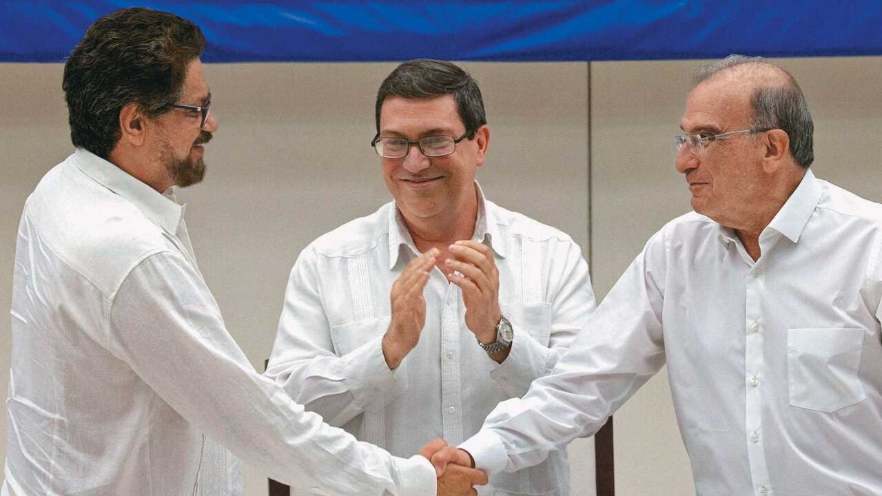 De la Calle y Márquez firman el acuerdo final. Sus relaciones nunca fueron de amistad ni informales, pero hubo cordialidad y respeto.