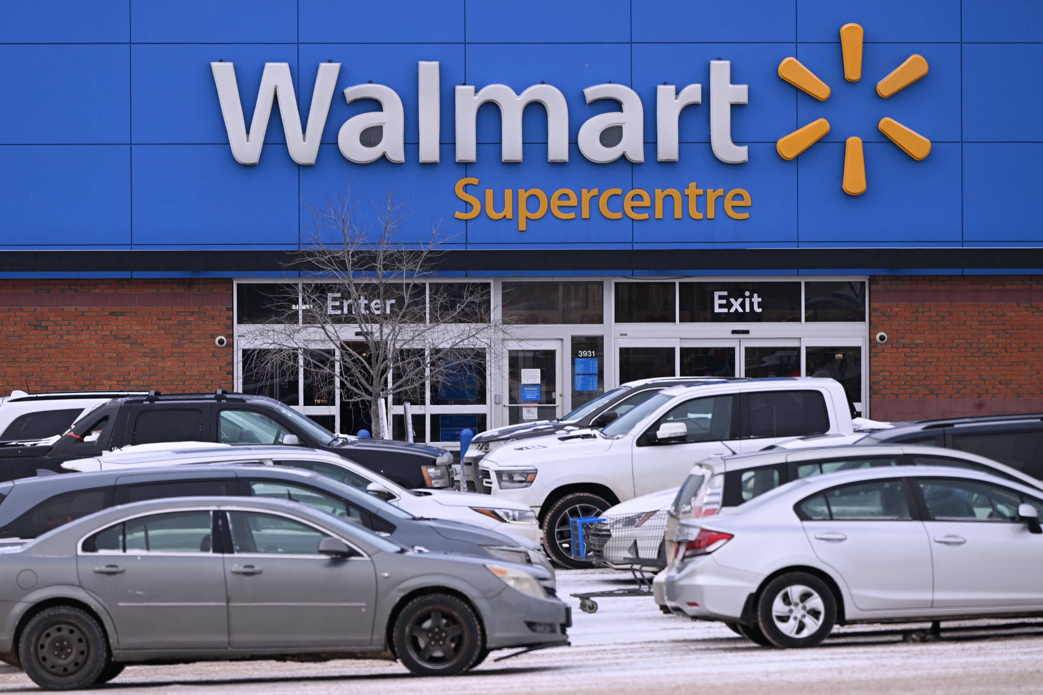 A pesar de que Walmart anunció en 2024 un aumento del salario mínimo inicial de $12 USD a $14 USD por hora, muchos empleados consideran que esta medida es insuficiente para cubrir el costo de vida.