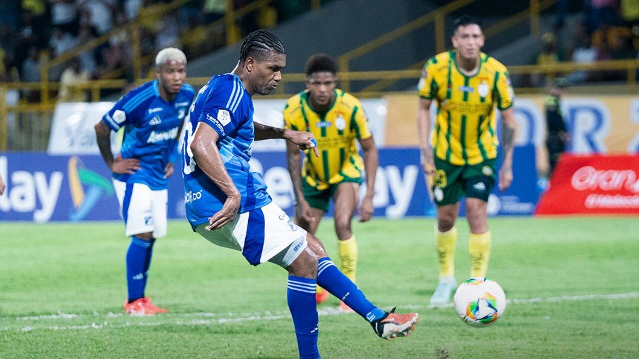 Danovis Banguero cobrando su penal contra Real Cartagena en la Copa Betplay