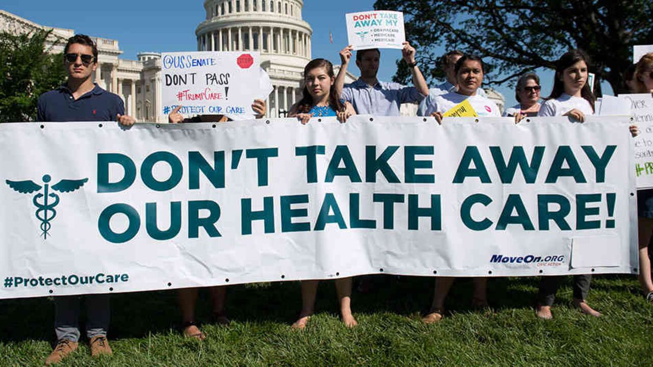 Un grupo de manifestantes protesta en contra de la propuesta de Trump por eliminar el Obamacare.