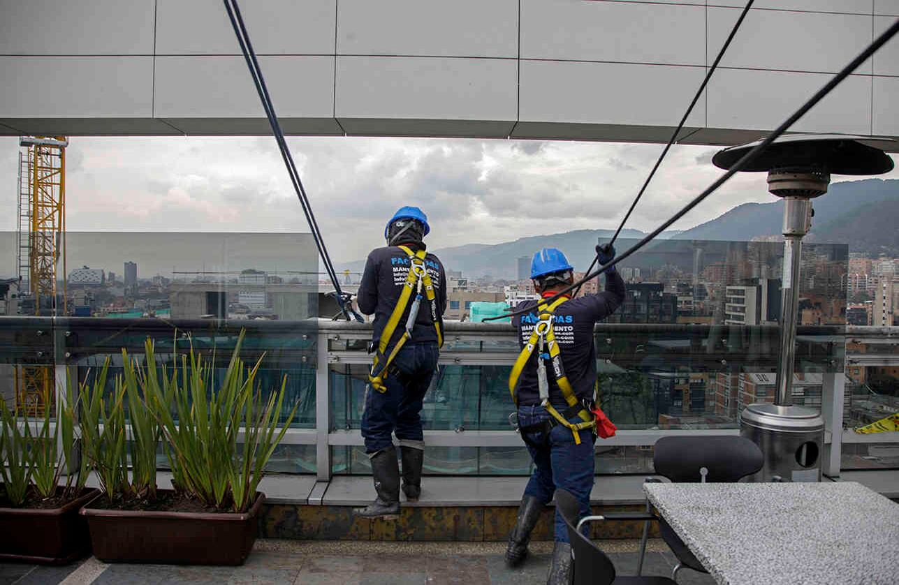 Para limpiar edificios de más de diez pisos, los trabajadores utilizan técnicas de descuelgue, en las que las cuerdas y arneses son su seguro de vida. Foto: Gabriela Alvarado