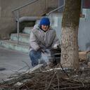 Un residente local prepara una comida en una estufa de madera cerca de su edificio, mientras continúan los ataques en Bajmut.