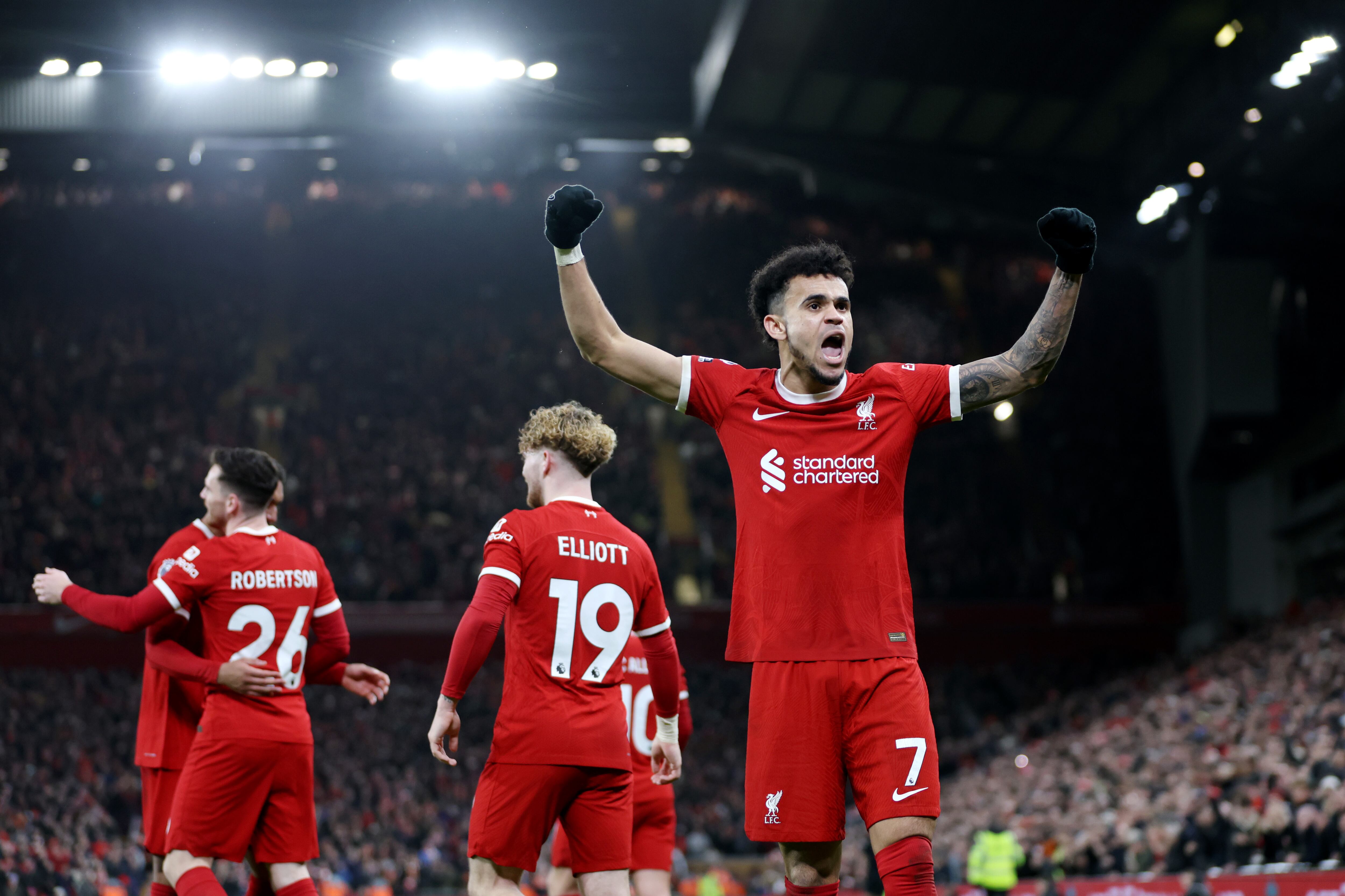 Luis Díaz, del Liverpool, celebra el tercer gol de su equipo durante el partido de la Premier League entre el Liverpool FC y el Luton Town en Anfield el 21 de febrero de 2024 en Liverpool, Inglaterra.