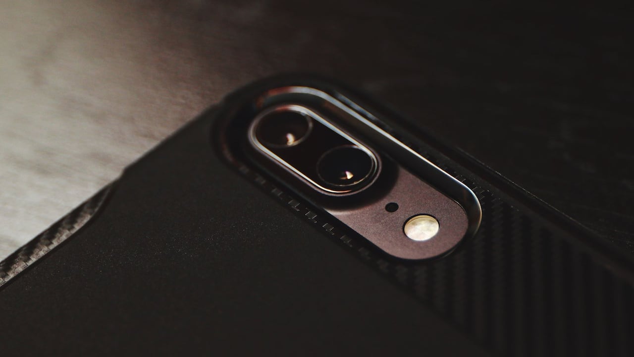 Los ciberdelincuentes aprovechan la cámara del celular de los usuarios para espiarlo.