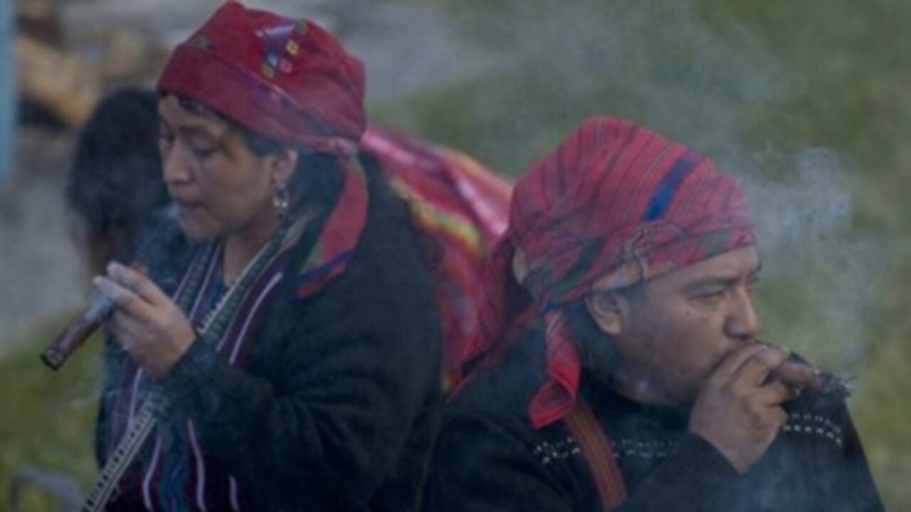Indígenas participan en una ceremonia maya en el sitio aequeológico de Zaculeu, en el departamento de Huehuetenango.