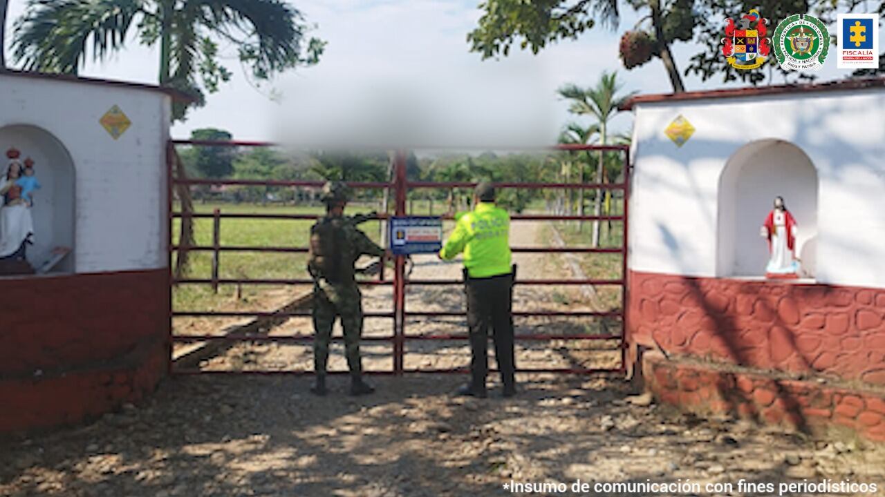 Géner García Molina, alias Jhon 40, se quedó sin nada. En total, fueron diez inmuebles rurales, tres urbanos y un establecimiento de comercio los que fueron ocupadas con fines de extinción de dominio por medio de un operativo coordinado entre la Fiscalía y la Dijín de la Policía Nacional. Además, le incautaron 2.153 reses.