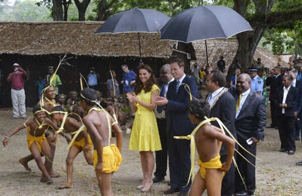 Los príncipes aplauden a los bailarines tradicionales durante su visita en la aldea Honiara, en las Islas Salomón. 