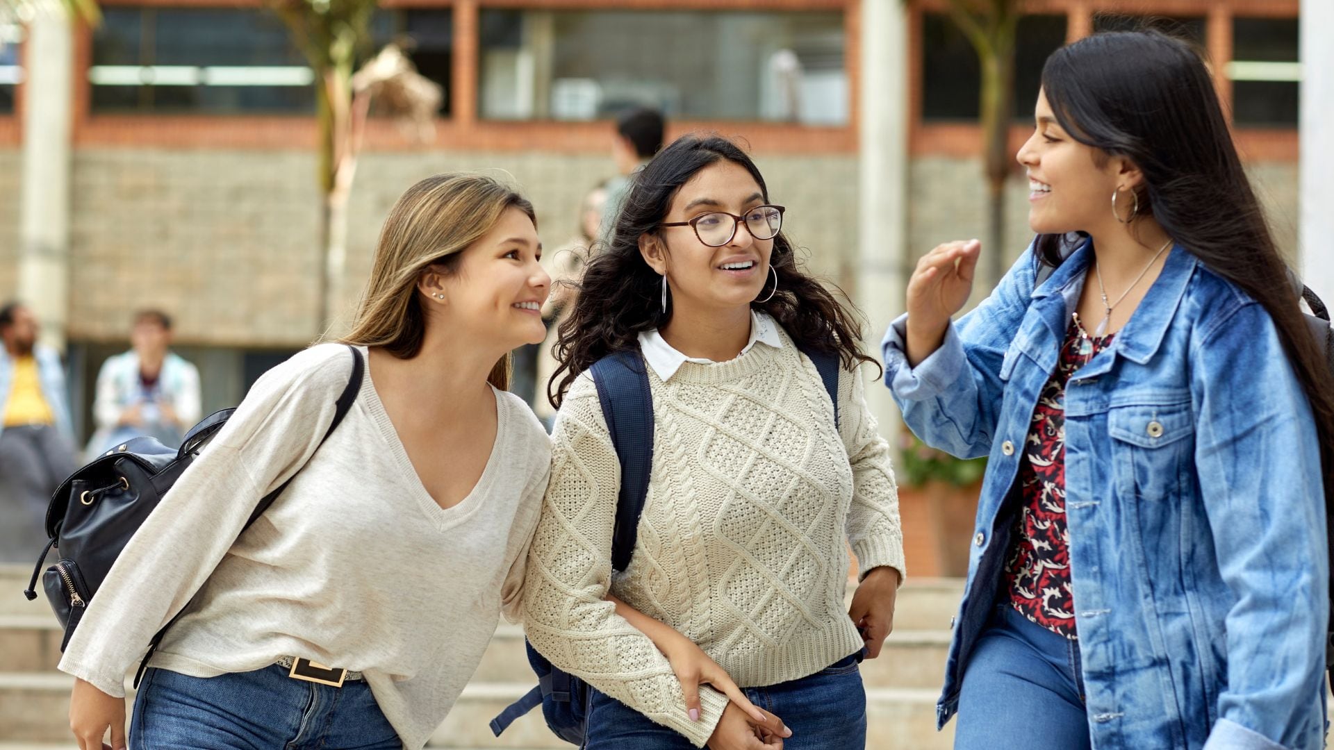 Imagen de referencia de tres mujeres hablando.
