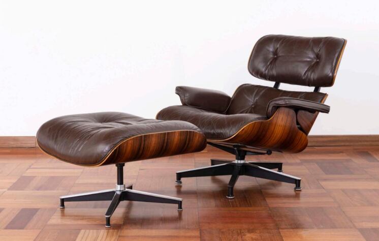 Poltrona diseñada por Charles Eames para Herman Miller. Este diseño forma parte de la colección del MoMa en Nueva York y del instituto de Arte de Chicago.