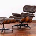 Poltrona diseñada por Charles Eames para Herman Miller. Este diseño forma parte de la colección del MoMa en Nueva York y del instituto de Arte de Chicago.