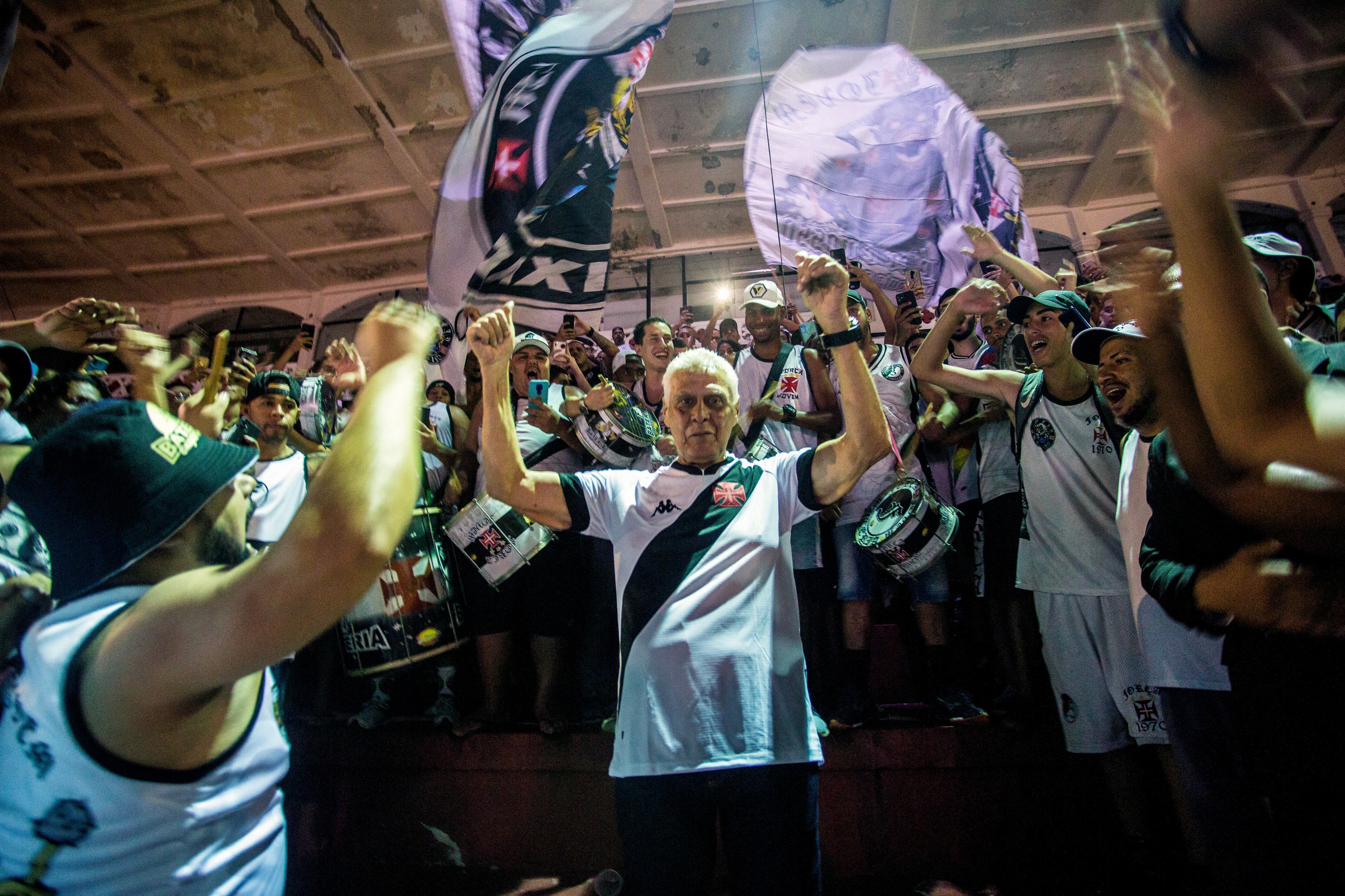 This handout picture released by Brazilian football team Vasco da Gama shows late Brazilian football player Roberto Dinamite (C) reacting during the inauguration of his statue at the Sao January stadium in Rio de Janeiro, Brazil, on April 28, 2022. - Brazilian footballer Roberto Dinamite, top scorer in the history of the Brazilian championship, died on Sunday January 8, 2023 at the age of 68, following bowel cancer, announced the club of Vasco da Gama, in which he was the absolute idol. (Photo by Daniel RAMALHO / Vasco da Gama football team / AFP) / RESTRICTED TO EDITORIAL USE - MANDATORY CREDIT "AFP PHOTO / VASCO DA GAMA / DANIEL RAMALHO" - NO MARKETING NO ADVERTISING CAMPAIGNS - DISTRIBUTED AS A SERVICE TO CLIENTS